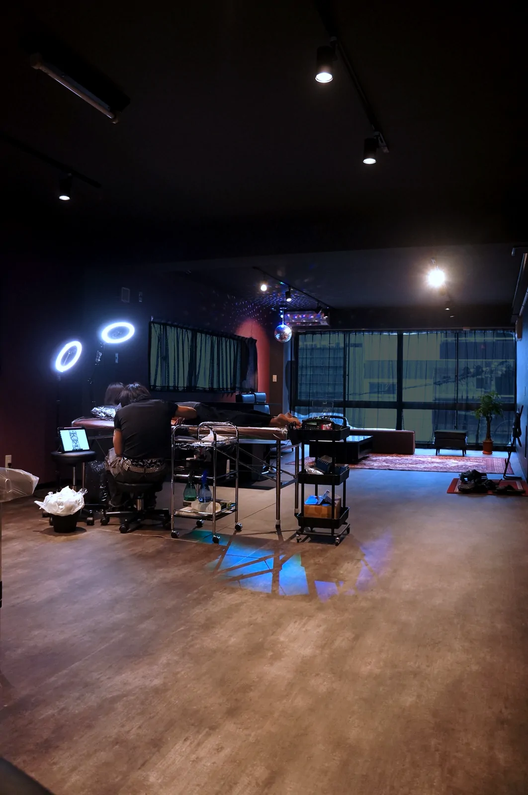 仙台・青葉区のタトゥースタジオ MASQUERADE の店内。大きな窓とミラーボールのある施術空間